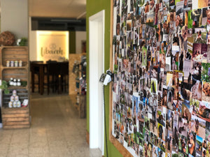 Ansicht der Fotowand mit zufriedenen Kunden im Libaroh Store in Lippstadt